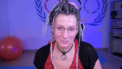 Snapshot of fridatander chatting on 09.30.25 Frida Tander online show from 09.30.25