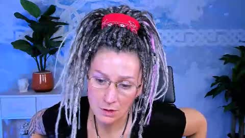 Snapshot of fridatander chatting on 10.06.25 Frida Tander online show from 10.06.25