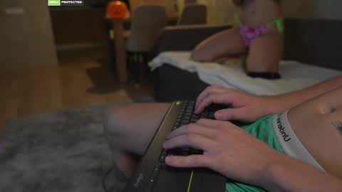 Snapshot of friendsurdreams chatting on 10.27.25 friendsurdreams online show from 10.27.25