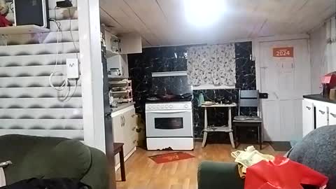 Snapshot of frizzy_girl chatting on 12.04.24 Frizzy girl online show from 12.04.24