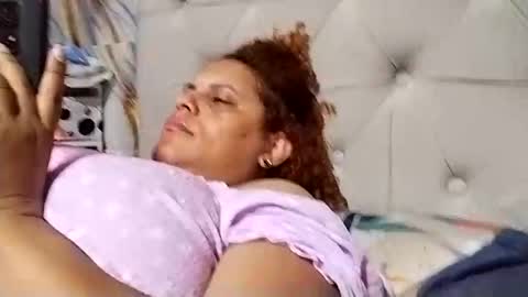 Snapshot of frizzy_girl chatting on 01.22.25 Frizzy girl online show from 01.22.25