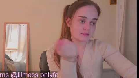 Snapshot of fuxkme_jen chatting on 10.17.25 fuxkme_jen online show from 10.17.25