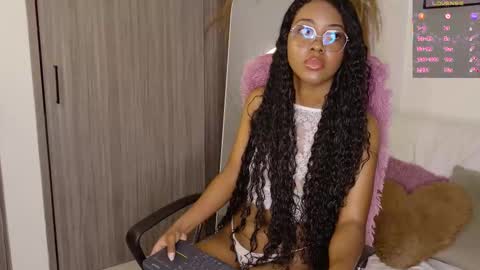 Snapshot of gianellaarittza chatting on 09.15.25 Gia online show from 09.15.25