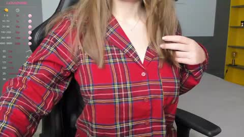 Snapshot of gigihadd chatting on 12.14.24 gigihadd online show from 12.14.24