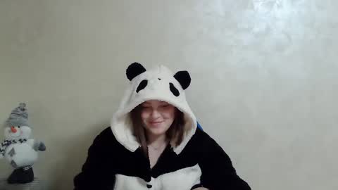 Snapshot of girl_leya chatting on 12.04.24 girl_leya online show from 12.04.24