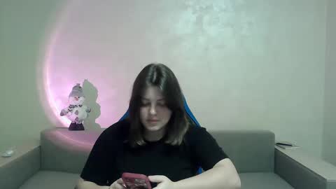 Snapshot of girl_leya chatting on 12.17.24 girl_leya online show from 12.17.24