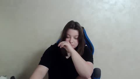 Snapshot of girl_leya chatting on 12.31.24 girl_leya online show from 12.31.24