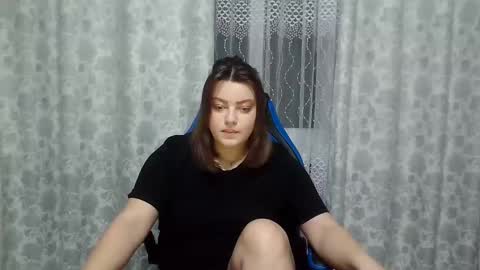 Snapshot of girl_leya chatting on 01.26.25 girl_leya online show from 01.26.25