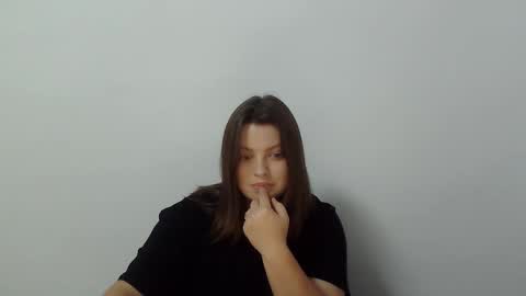 Snapshot of girl_leya chatting on 10.29.25 girl_leya online show from 10.29.25