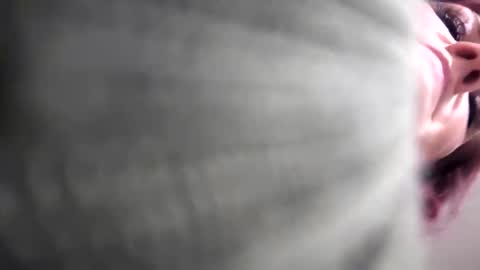 Snapshot of glitter_peach chatting on 10.12.25 glitter_peach online show from 10.12.25