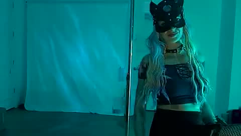 Snapshot of goddessdelphine chatting on 11.14.25 Goddess Delphine online show from 11.14.25