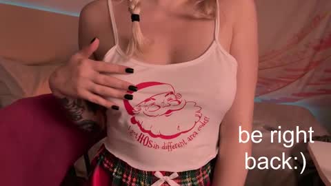 Snapshot of h2h0e chatting on 02.15.25 Lana online show from 02.15.25