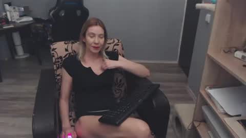 Snapshot of hanna_ha chatting on 02.20.25 hanna_ha online show from 02.20.25