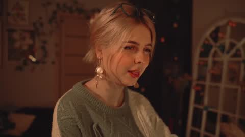 Snapshot of hannasthesia chatting on 12.19.24 Hanna online show from 12.19.24