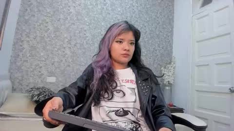 Snapshot of hela_strossner chatting on 09.19.25 Hella online show from 09.19.25
