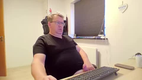 Snapshot of henrikrp1971 chatting on 12.29.24 henrikrp1971 online show from 12.29.24