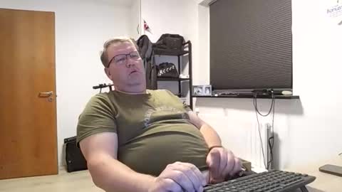 Snapshot of henrikrp1971 chatting on 10.17.25 henrikrp1971 online show from 10.17.25