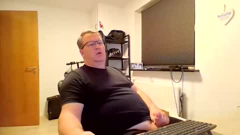 Snapshot of henrikrp1971 chatting on 10.18.25 henrikrp1971 online show from 10.18.25