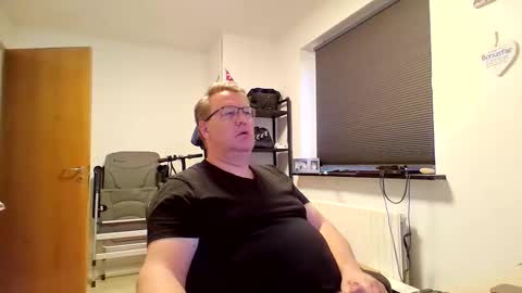 Snapshot of henrikrp1971 chatting on 10.22.25 henrikrp1971 online show from 10.22.25