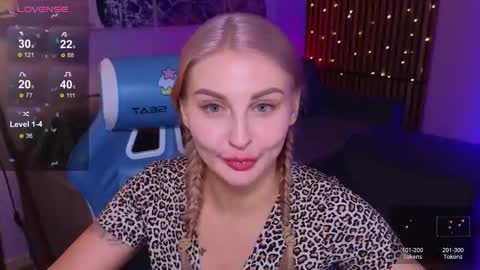 Snapshot of hey_cassie chatting on 11.17.25 hey_cassie online show from 11.17.25