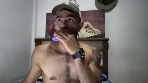 Snapshot of hideonbush051 chatting on 09.10.25 hideonbush online show from 09.10.25