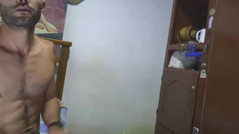 Snapshot of hideonbush051 chatting on 10.09.25 hideonbush online show from 10.09.25