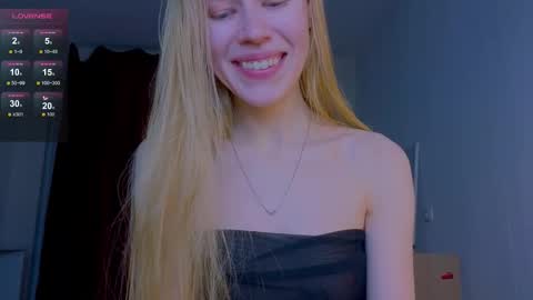 Snapshot of hihi_im_chloe chatting on 11.08.25 Chloe online show from 11.08.25