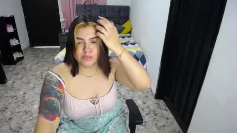 Snapshot of hilary_eva chatting on 02.13.25 lia online show from 02.13.25