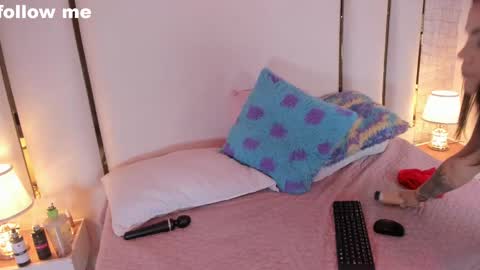 Snapshot of hillary_uckerman_ chatting on 02.22.25 Hillary online show from 02.22.25