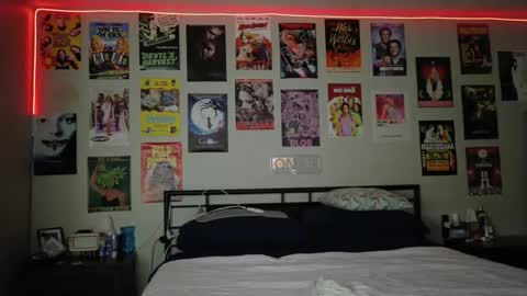 Snapshot of honeeyyy_pot chatting on 09.17.25 Honey online show from 09.17.25