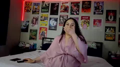 Snapshot of honeeyyy_pot chatting on 09.18.25 Honey online show from 09.18.25