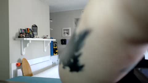 Snapshot of honeeyyy_pot chatting on 10.01.25 Honey online show from 10.01.25