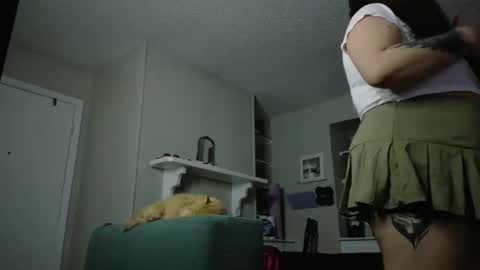 Snapshot of honeeyyy_pot chatting on 10.31.25 Honey online show from 10.31.25