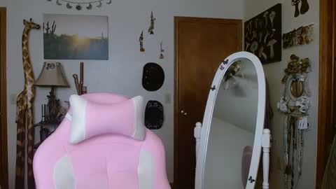 Snapshot of honeybeexo333 chatting on 12.02.24 Honey Bee online show from 12.02.24