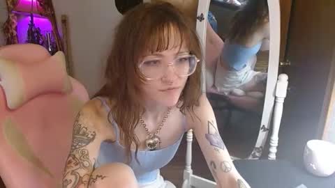 Snapshot of honeybeexo333 chatting on 11.17.25 Honey Bee online show from 11.17.25