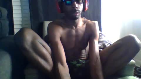 Snapshot of hoodlatelatenightshow chatting on 11.01.25 blackhoodcouple online show from 11.01.25