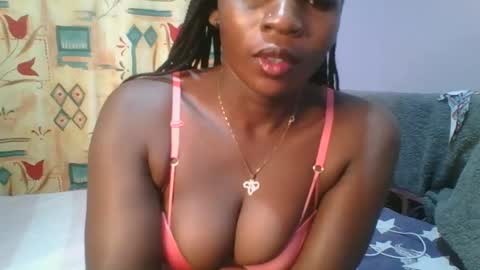 Snapshot of horny_hearts chatting on 02.21.25 phanice online show from 02.21.25