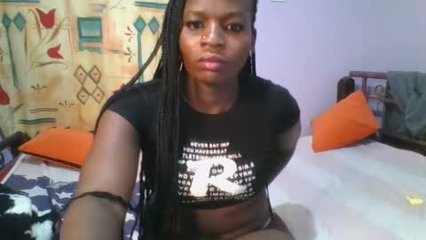 Snapshot of horny_hearts chatting on 02.23.25 phanice online show from 02.23.25