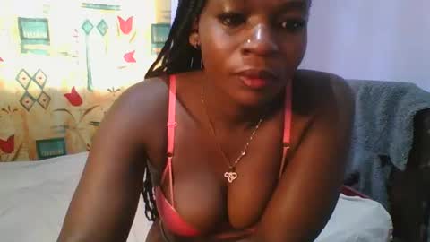 Snapshot of horny_hearts chatting on 02.25.25 phanice online show from 02.25.25