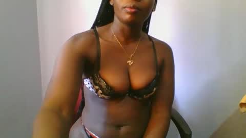 Snapshot of horny_hearts chatting on 03.05.25 phanice online show from 03.05.25
