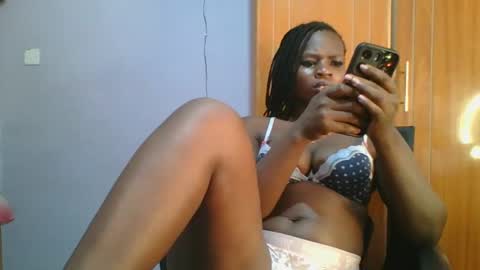 Snapshot of horny_hearts chatting on 03.09.25 phanice online show from 03.09.25
