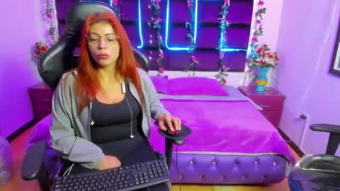 Snapshot of hornyy_mom chatting on 02.25.25 hornyy mom online show from 02.25.25