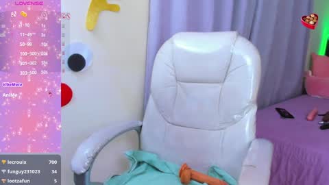 Snapshot of hot_beauty__ chatting on 12.27.24 VALENTINA online show from 12.27.24