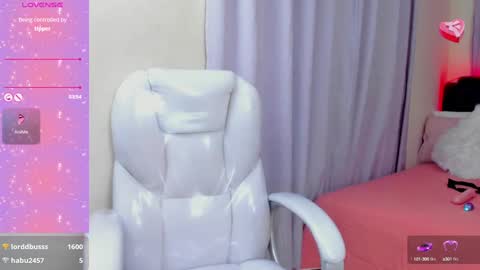 Snapshot of hot_beauty__ chatting on 01.25.25 VALENTINA online show from 01.25.25