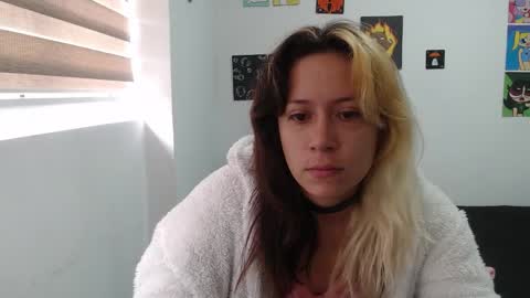 Snapshot of hot_mommymia chatting on 10.21.25 Mia online show from 10.21.25