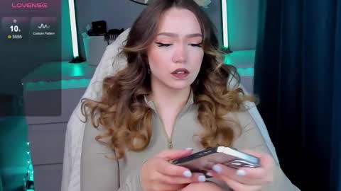 Snapshot of hottease_pvt chatting on 10.06.25 hello Im Eva online show from 10.06.25