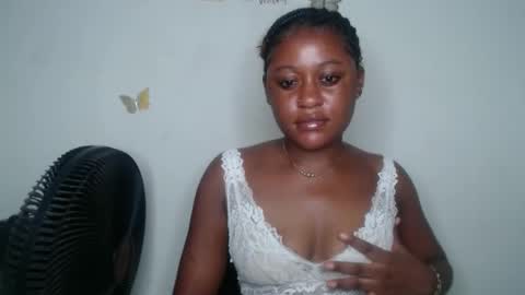 Snapshot of hottie_ebonie chatting on 10.31.25 Ella online show from 10.31.25