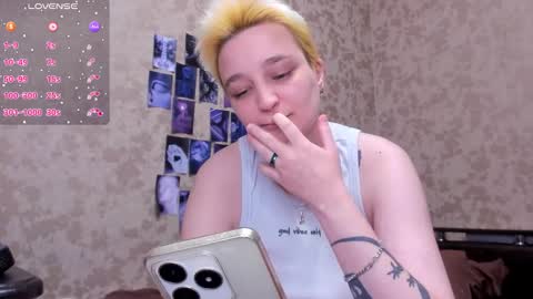 Snapshot of hotty_linn chatting on 10.06.25 Linn online show from 10.06.25