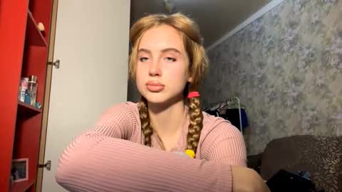 Snapshot of huongbaldinger chatting on 11.12.25 Gloria online show from 11.12.25