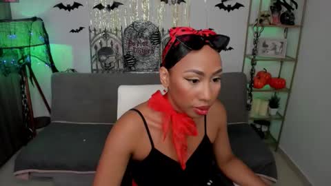 Snapshot of i_lulu chatting on 10.31.25 Lul online show from 10.31.25